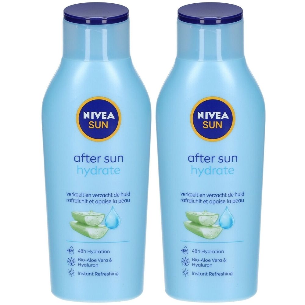 Deux flacons bleus de lotion NIVEA SUN Après-soleil. Bouchons et étiquettes bleus. Texte : After Sun hydrate, Bio-Aloe Vera & Hyaluron.