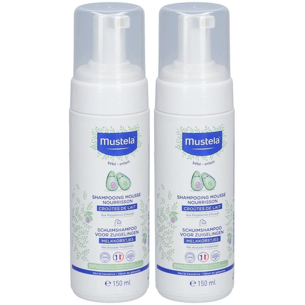 Zwei weiße Flaschen Mustela Schaumshampoo für Kleinkinder. Aufschrift: Shampooing Mousse Nourrisson, Crôutes de lait, 150 ml.