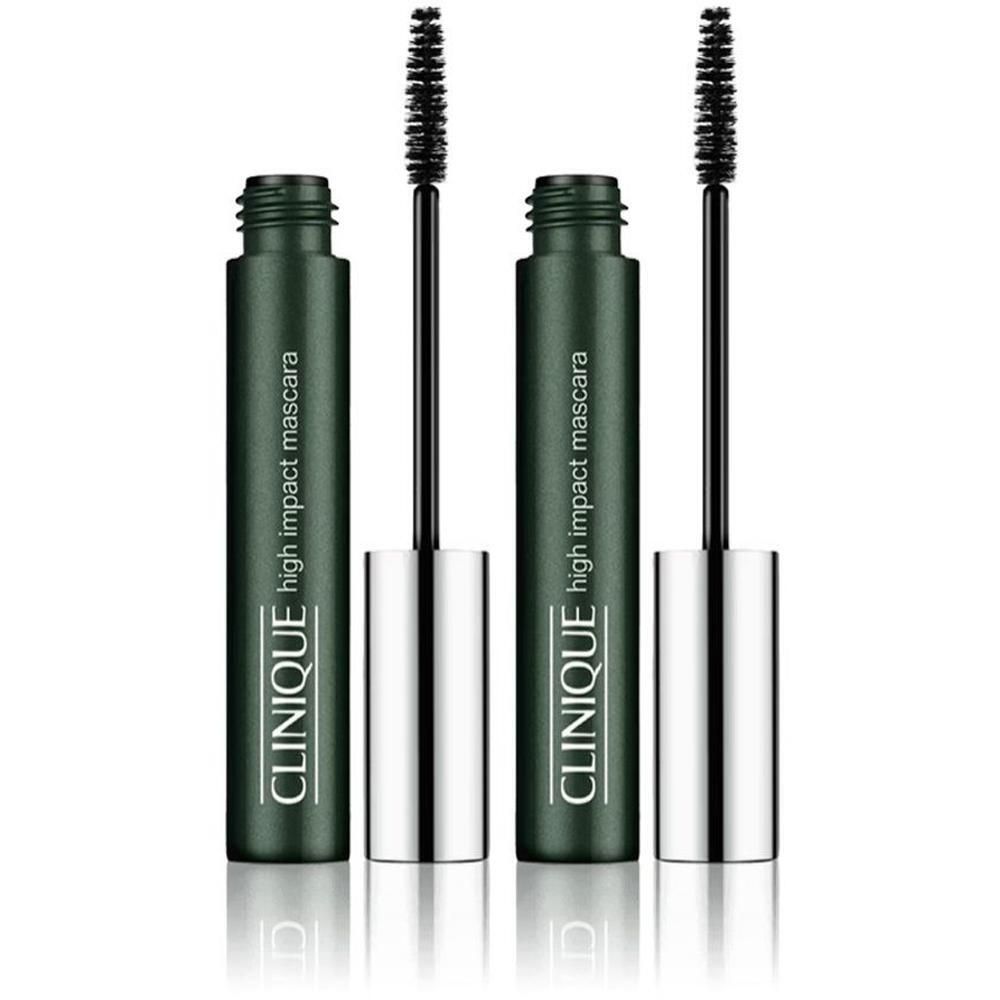 Zwei grüne Mascara-Tuben mit geöffneten Bürsten. Auf den Tuben steht "CLINIQUE high impact mascara".