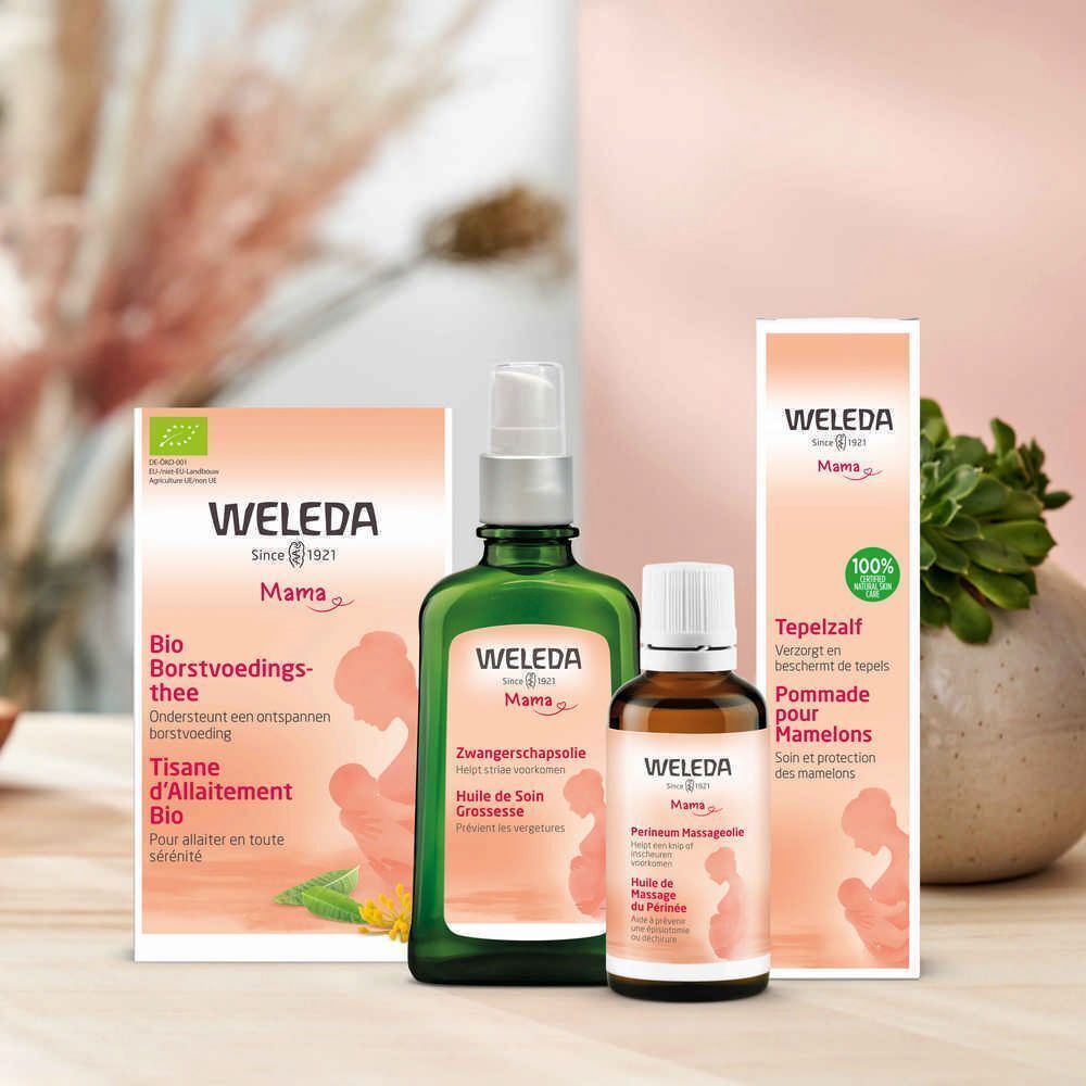 Verschiedene Weleda Mama Produkte: Tee, Öl, Salbe. Alle mit dem Logo und dem Namen "Weleda Mama".