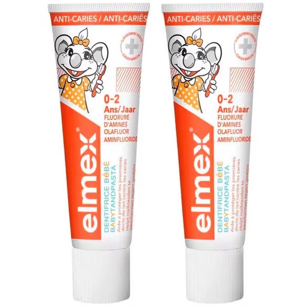 Zwei Tuben Elmex Baby Zahnpasta. Weiß-orangefarbene Tuben mit Cartoon-Maus-Illustration und Produktinformationen.