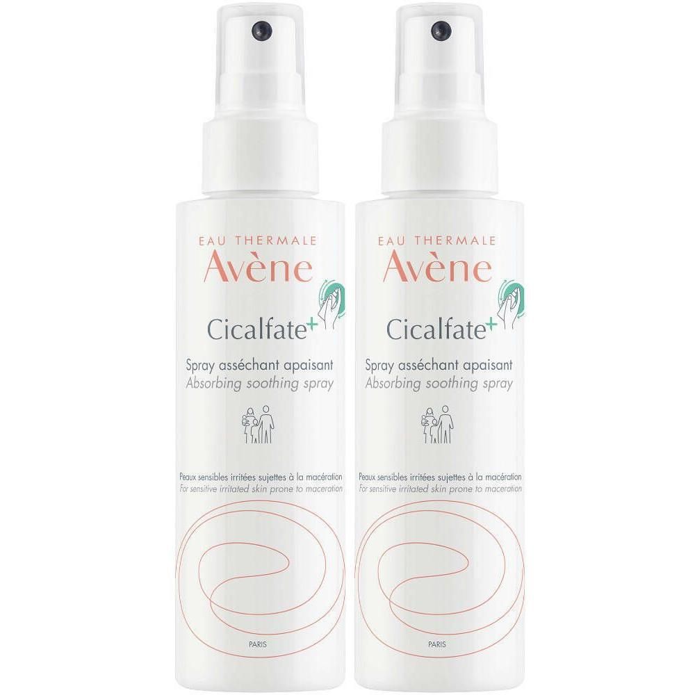 Zwei weiße Sprühflaschen Avène CICALFATE+ mit grünen Akzenten. Beschriftung: Spray asséchant apaisant, Absorbing soothing spray.