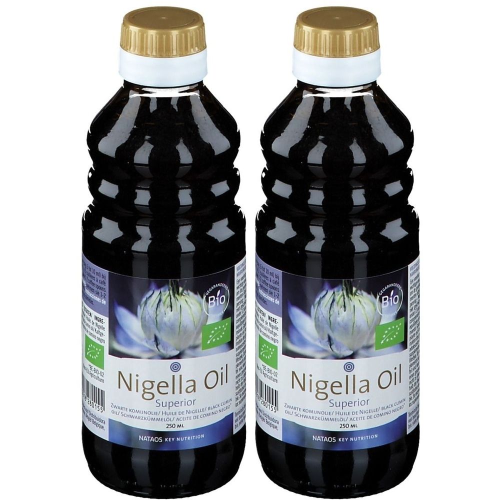 Deux flacons d'huile Nigella Oil Superior. Huile foncée dans des bouteilles transparentes. Bouchon doré, bague blanche. Label bio.