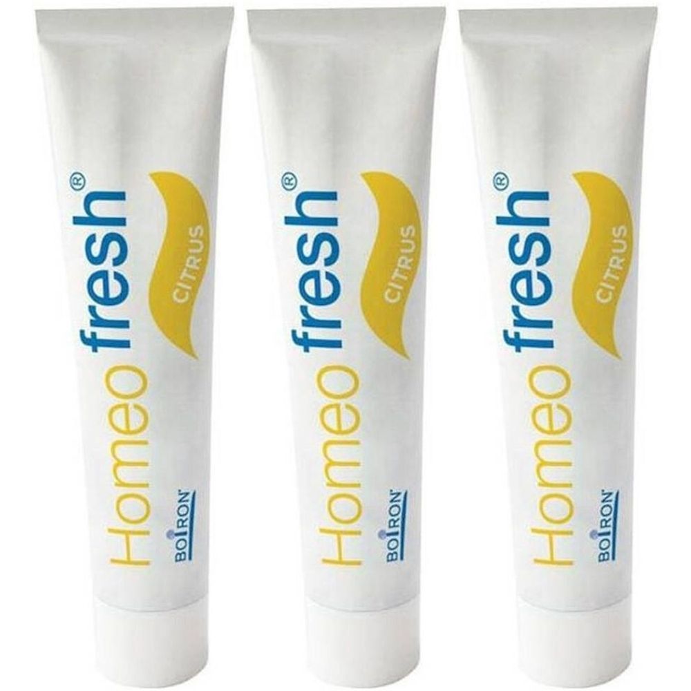 Trois tubes de dentifrice. Blancs, avec impression bleue et jaune. Inscription Homeo fresh Citrus. Marque Boiron.