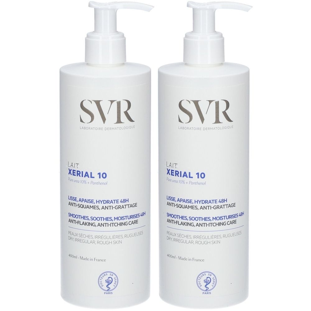 Deux flacons blancs de SVR XERIAL 10 Lait. Pompes blanches. Inscriptions: SVR, XERIAL 10, Lait, hydratation 48h.