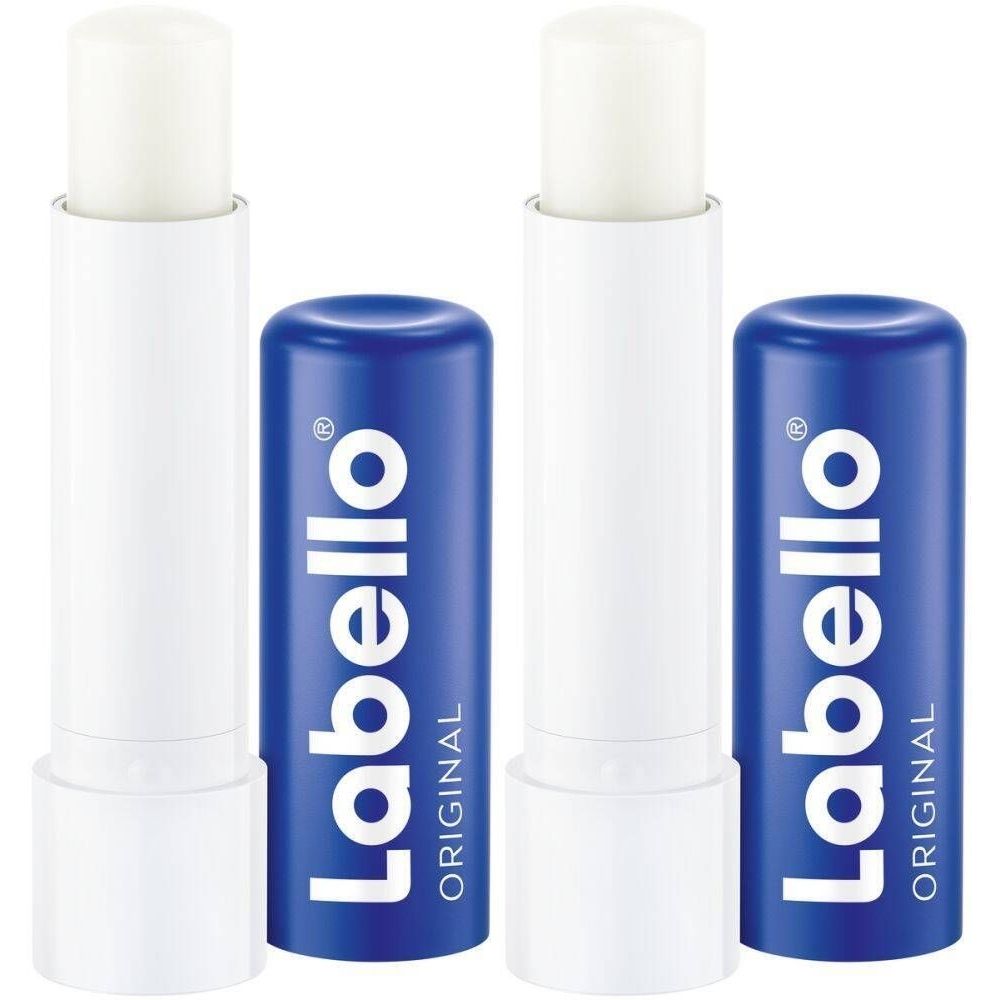 Deux sticks à lèvres blancs et étuis bleus. Le texte "Labello Original" est visible sur les étuis.