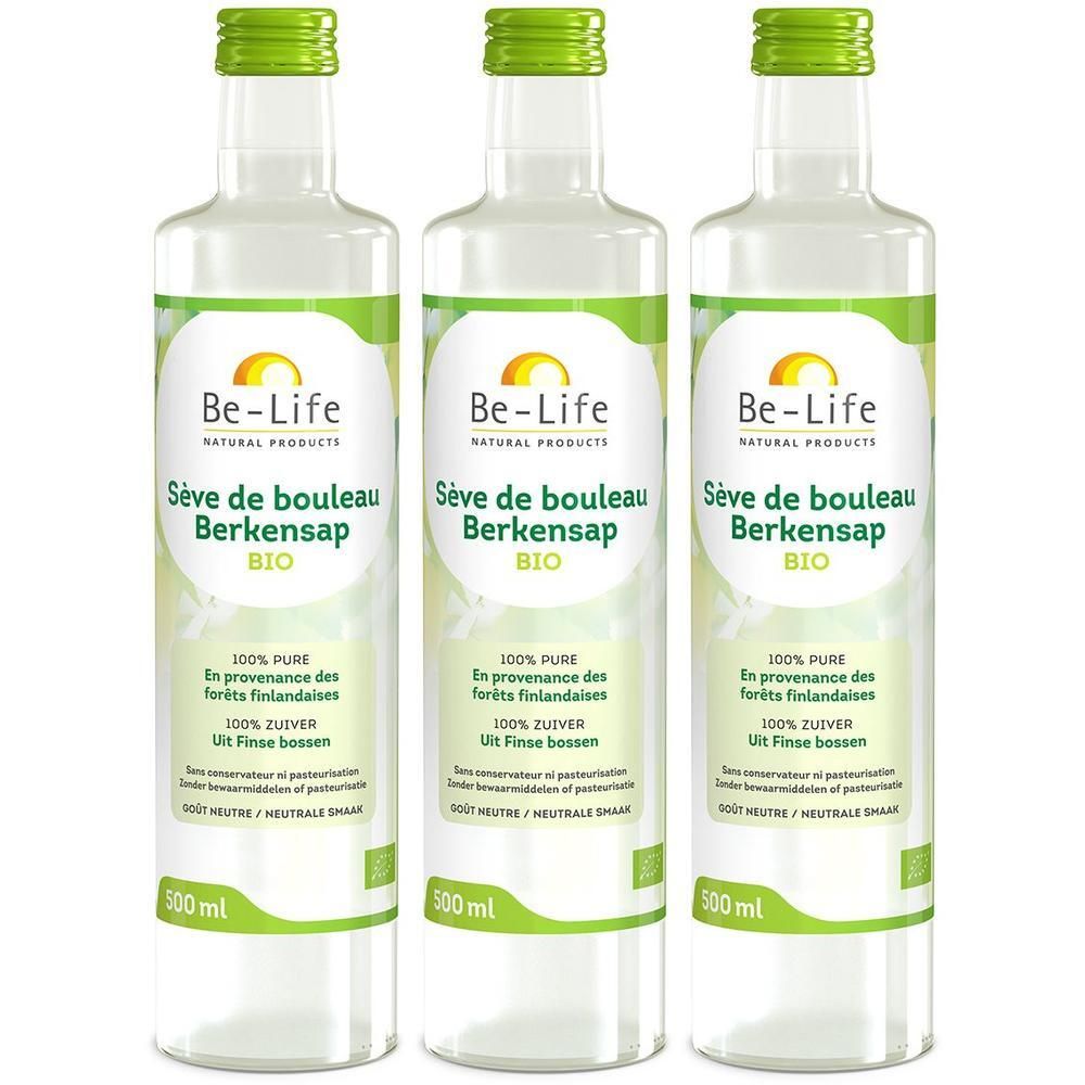 Drei Flaschen Be-Life Birkensaft Bio. Klare Flüssigkeit, grüne Etiketten mit Text und Logo. 500 ml.