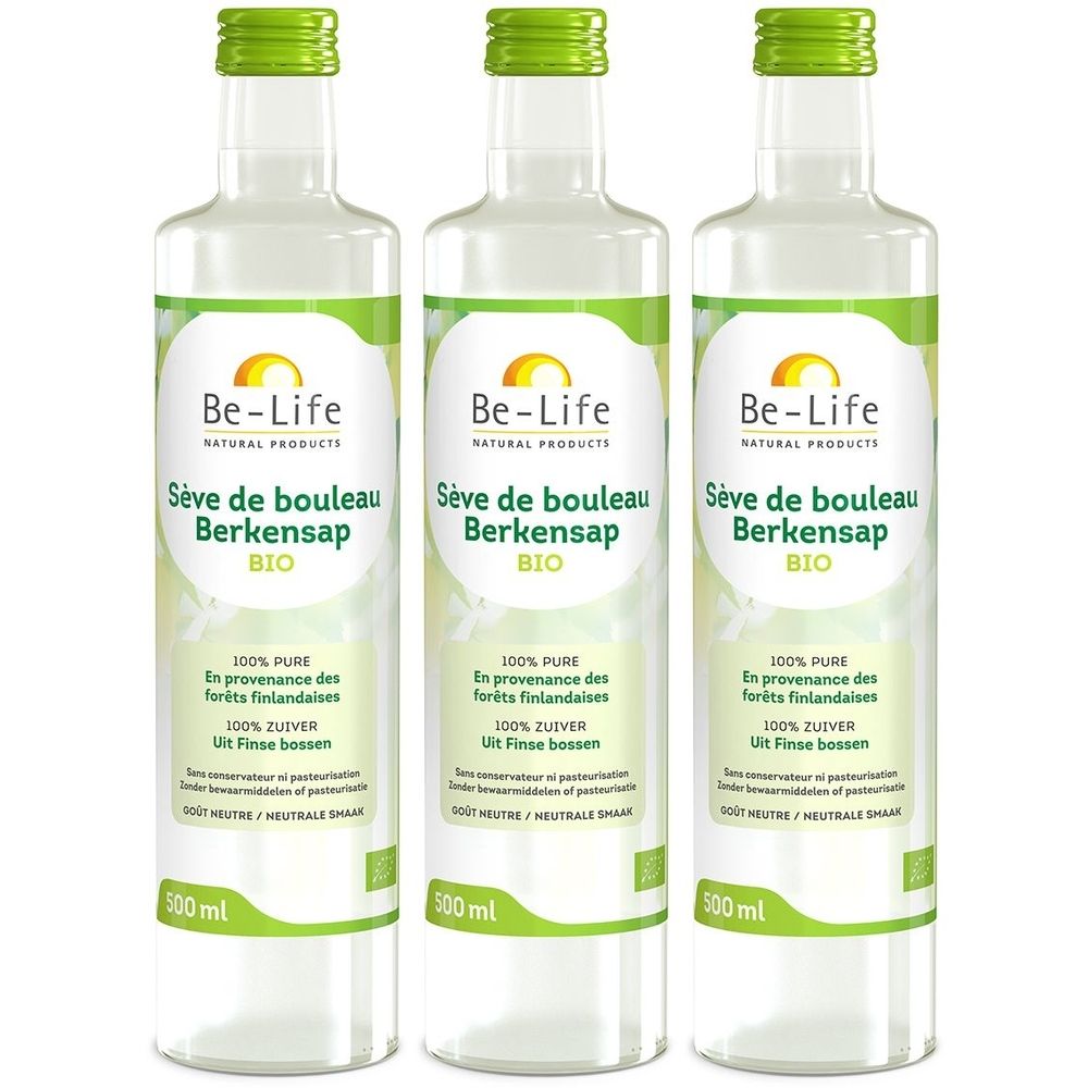 Trois bouteilles de Be-Life Birkensaft Bio. Liquide clair, étiquettes vertes avec texte et logo. 500 ml.
