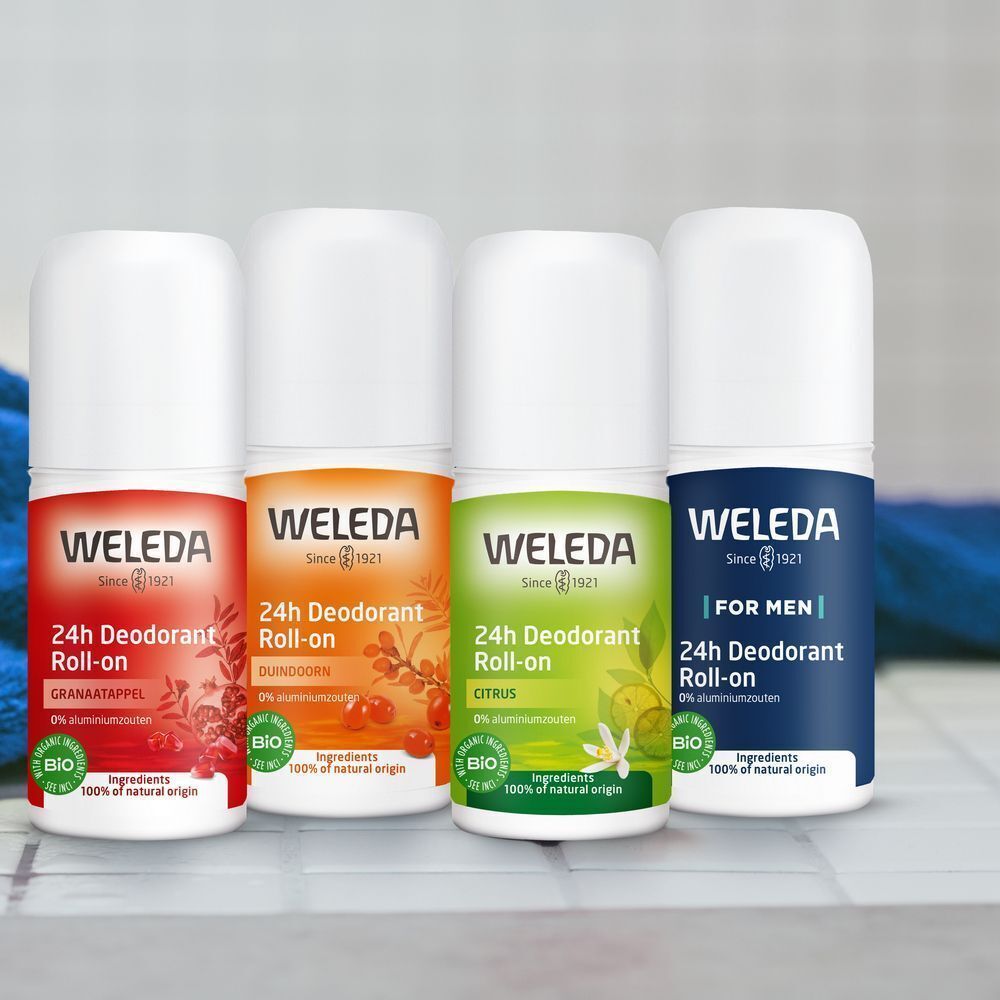 Vier Weleda 24h Deodorant Roll-on Flaschen. Verschiedene Sorten: Granatapfel, Duindoorn, Citrus und For Men. Unterschiedliche Farben.