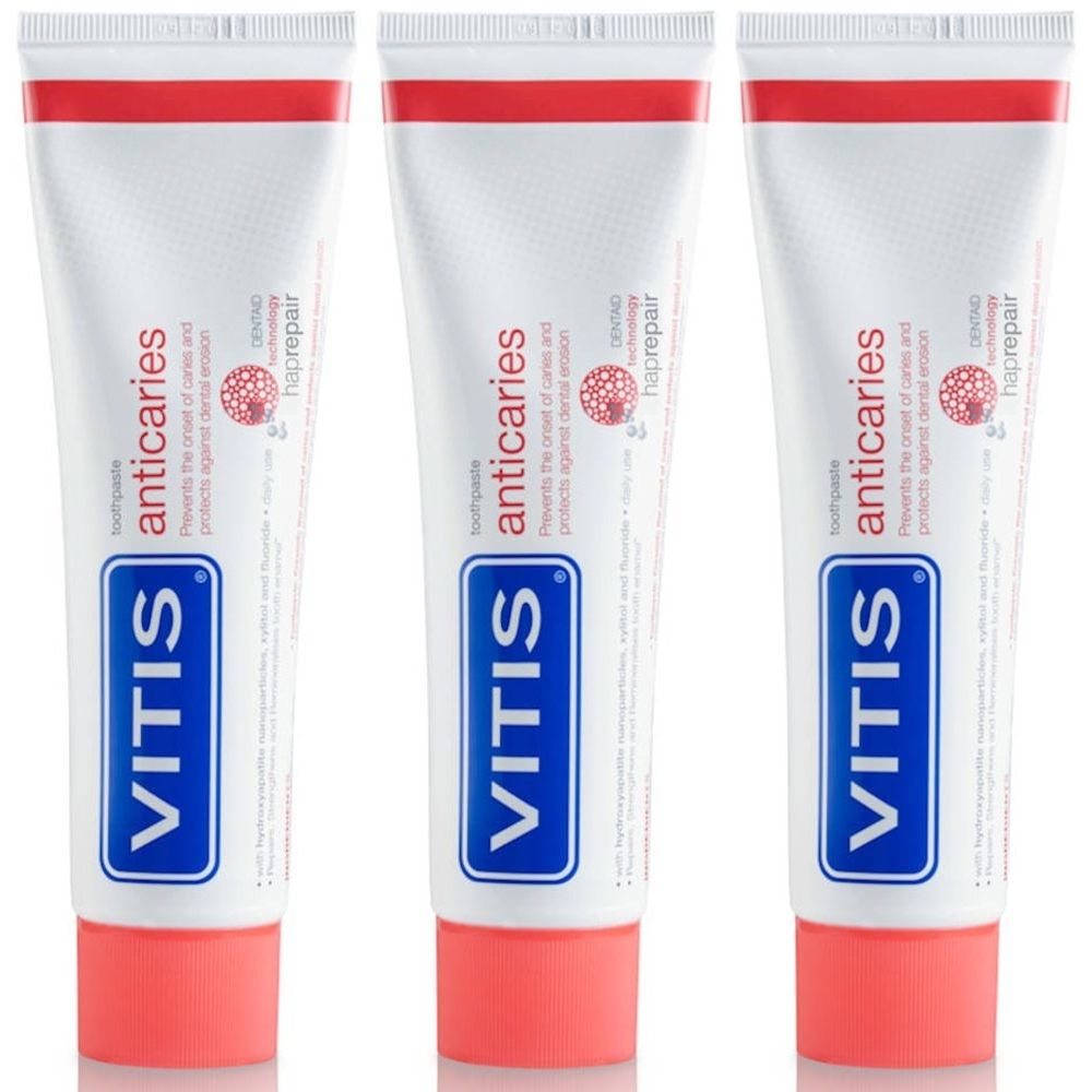 Trois tubes de dentifrice blanc et rouge. Inscription: VITIS anticaries. Protège contre les caries et l'érosion.