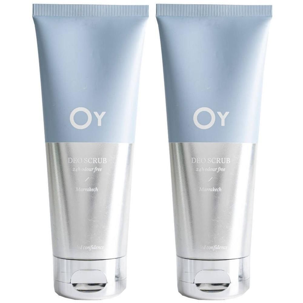 Zwei Tuben mit blauem Deckel und silberfarbenem Körper. OY-Logo und Schriftzug 'DEO SCRUB' sichtbar.