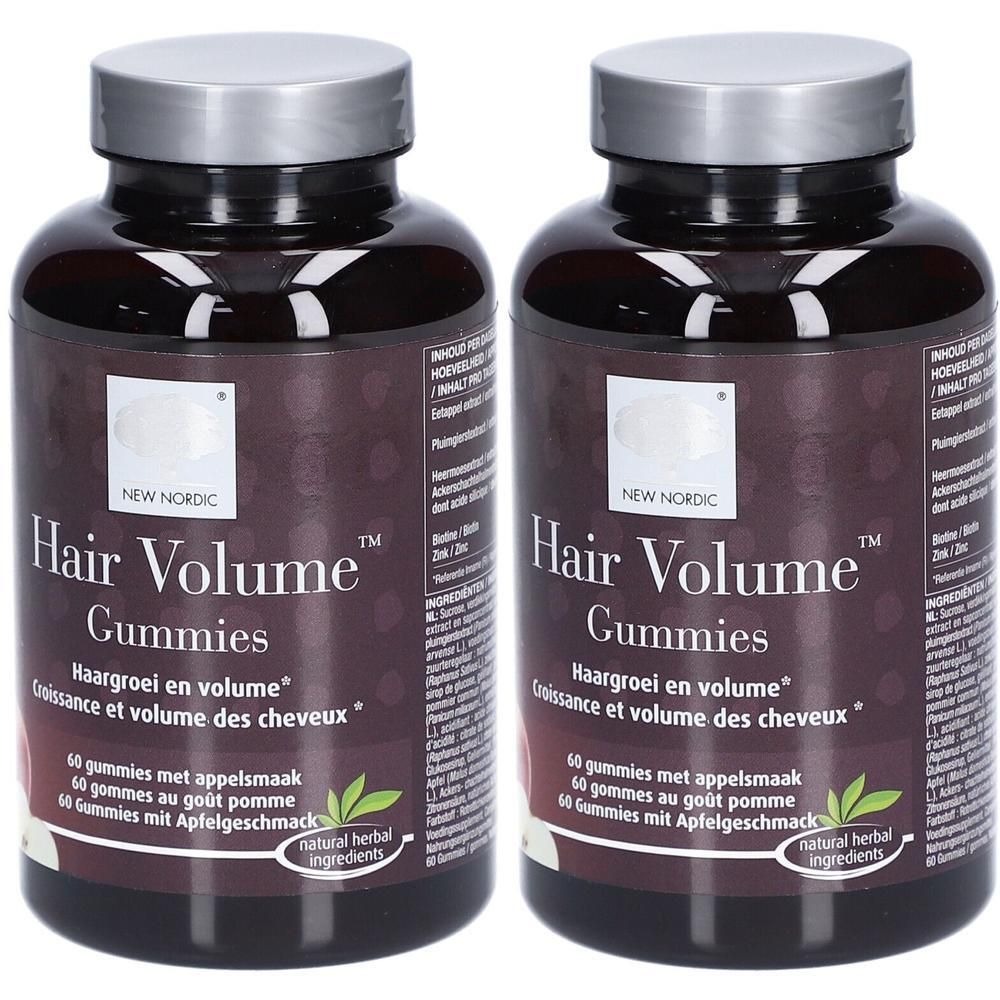 Zwei Flaschen New Nordic Hair Volume Gummies. Braune Flaschen mit silbernen Deckeln. Aufschrift: Hair Volume Gummies, 60 Kaugummis.