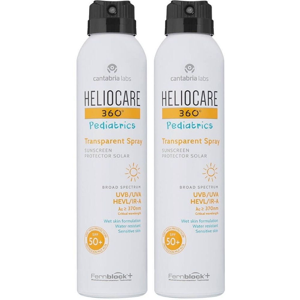 Deux flacons spray blancs avec bouchon noir. Inscription: Heliocare 360° Pediatrics Transparent Spray SPF50+.