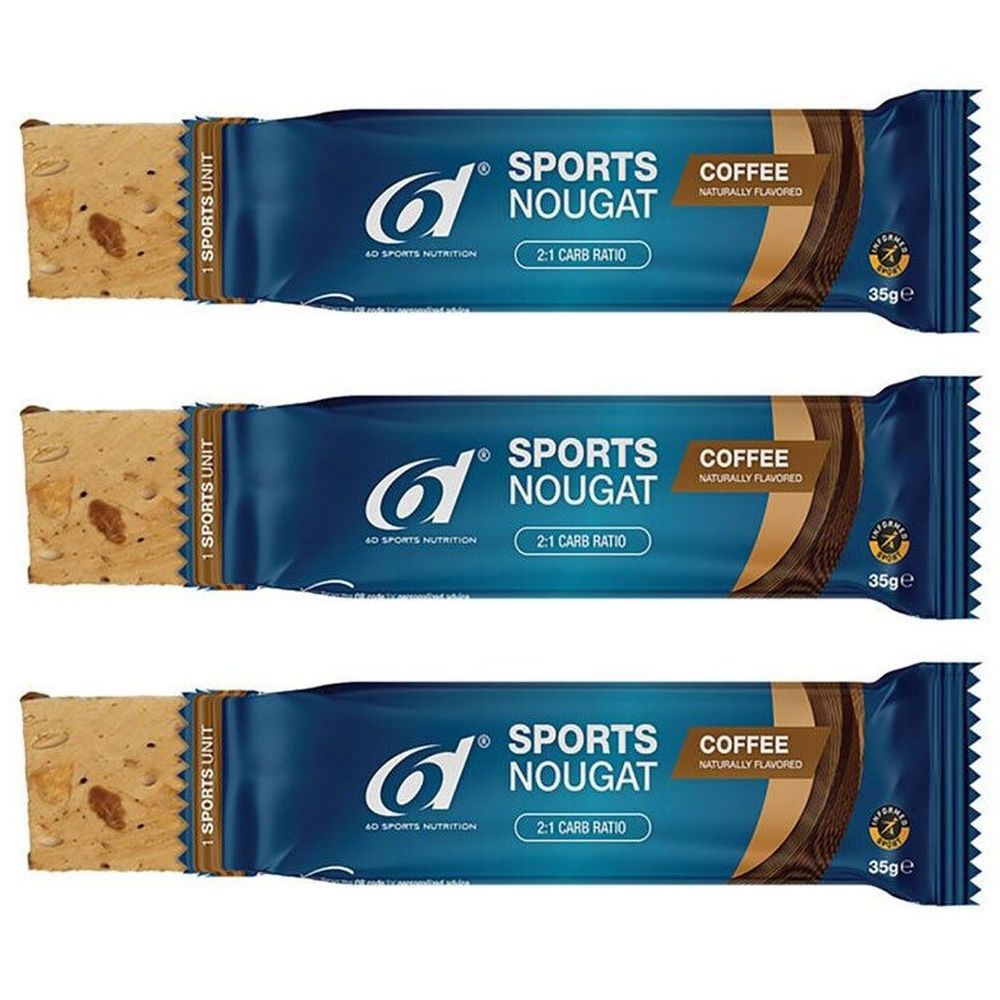 Drei Riegel mit der Aufschrift "Sports Nougat Coffee". Blaue Verpackung mit braunen Akzenten. 35g pro Riegel.