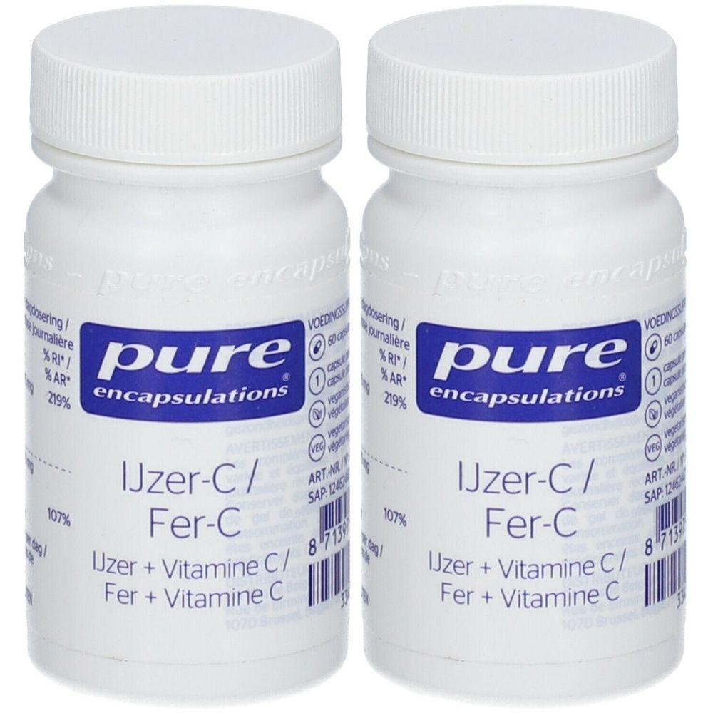 Deux flacons blancs avec étiquette bleue. Inscription : pure encapsulations, Ijzer-C/Fer-C, Ijzer + Vitamine C/Fer + Vitamine C.