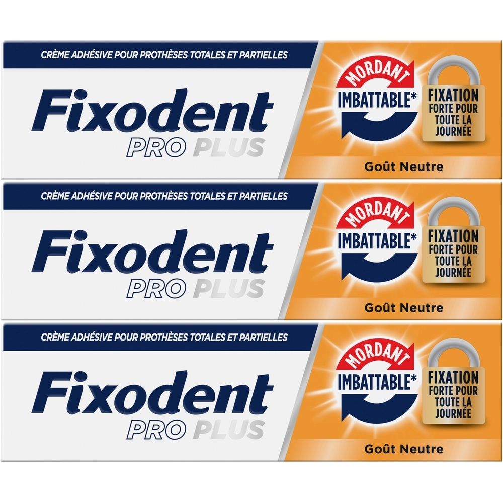 Trois boîtes de crème adhésive Fixodent Pro Plus. Boîtes blanches et bleues avec accent jaune. Inscription: Fixodent Pro Plus, Crème adhésive pour prothèses.