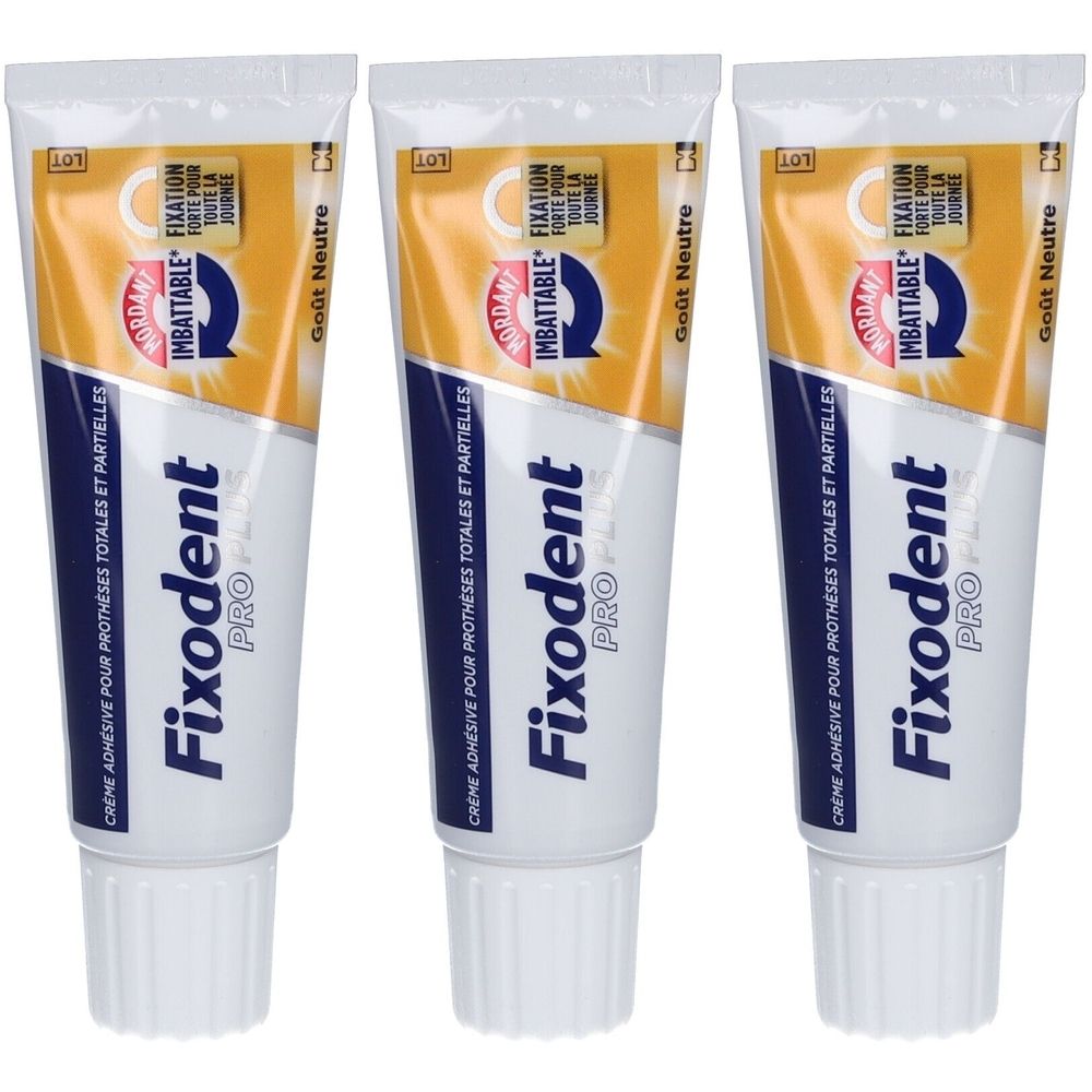Trois tubes de crème adhésive Fixodent Pro Plus. Tubes blancs et bleus avec accent jaune. Inscription: Fixodent Pro Plus, Crème adhésive pour prothèses.