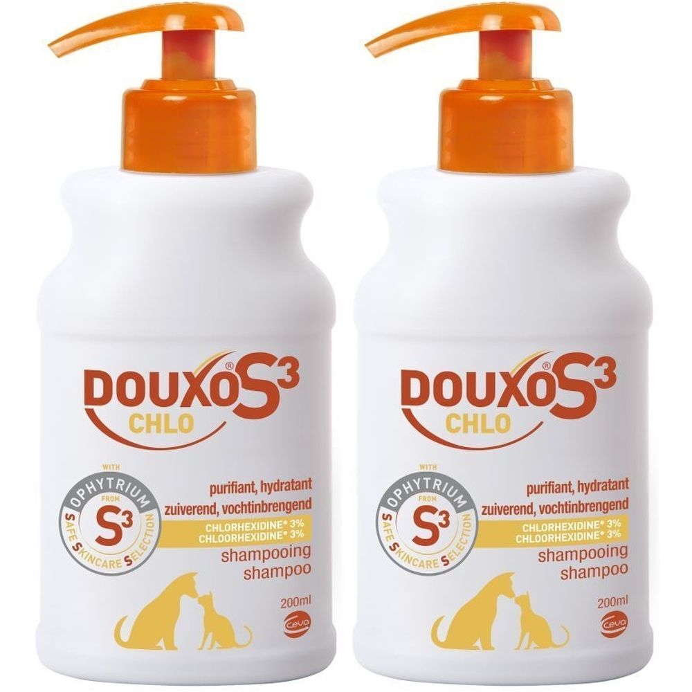 Deux flacons blancs avec pompes oranges. Inscription Douxo S3 Chlo. Contient de la chlorhexidine. Illustration chien et chat.