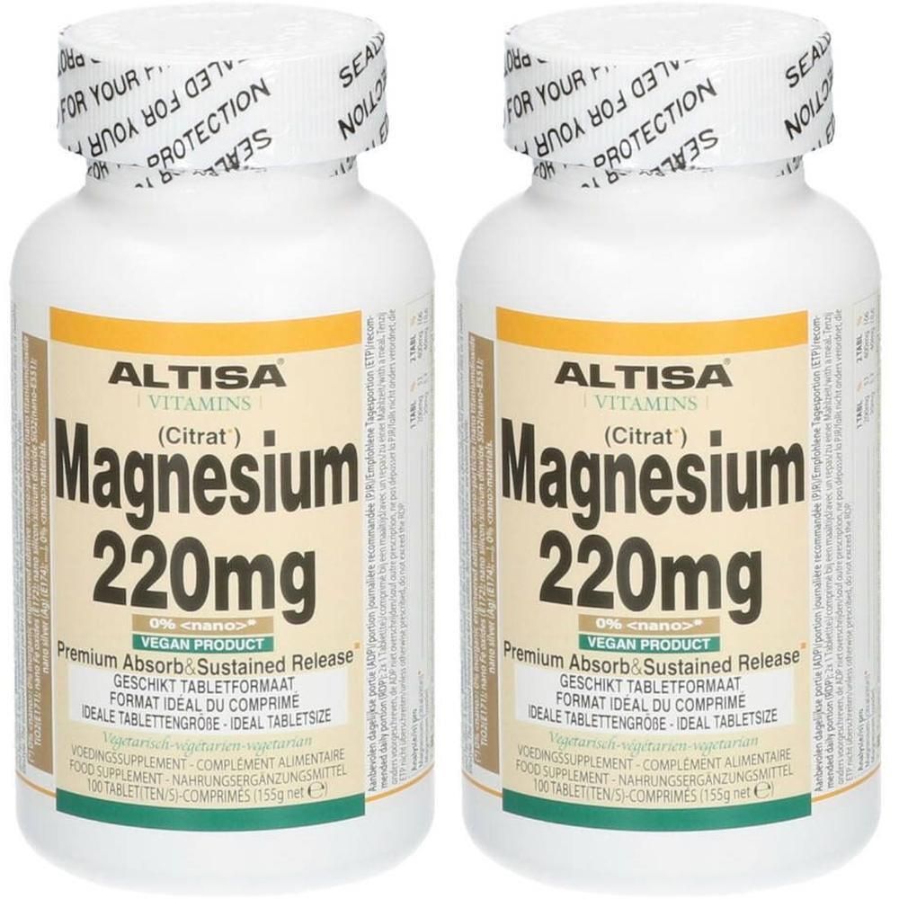 Zwei Flaschen Altisa Magnesiumcitrat 220mg. Weiße Flaschen mit Etikett. Aufschrift: Magnesium 220mg, vegan.