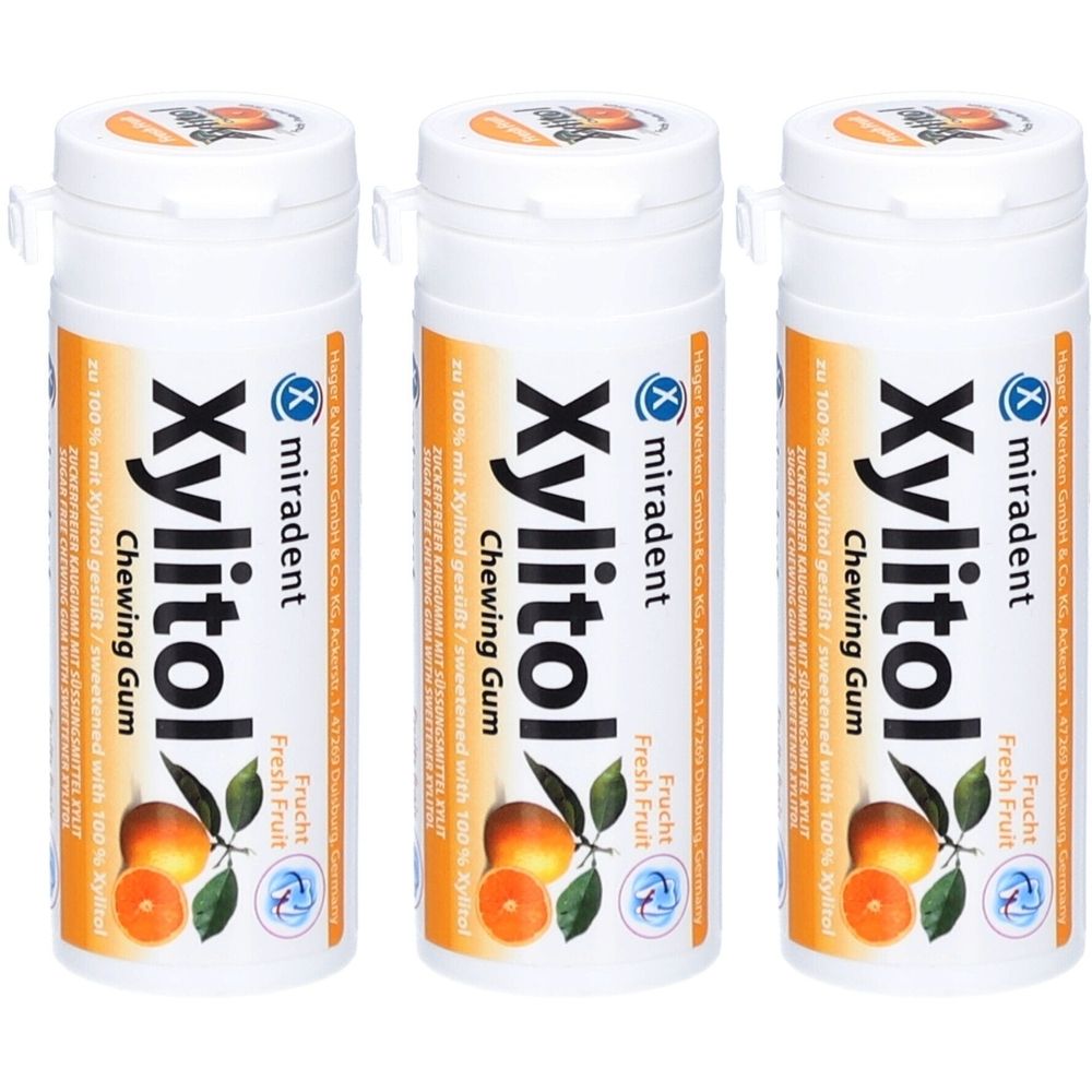 Trois flacons blancs avec étiquette orange. Inscription : Xylitol Chewing Gum, miradent. Illustration d'oranges. Bouchon à rabat.