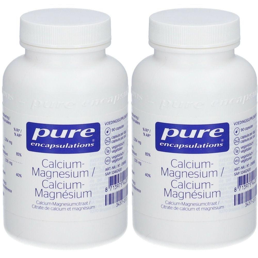 Zwei weiße Flaschen mit Schraubverschluss. Blaue Etiketten mit der Aufschrift "pure encapsulations Calcium-Magnesium".