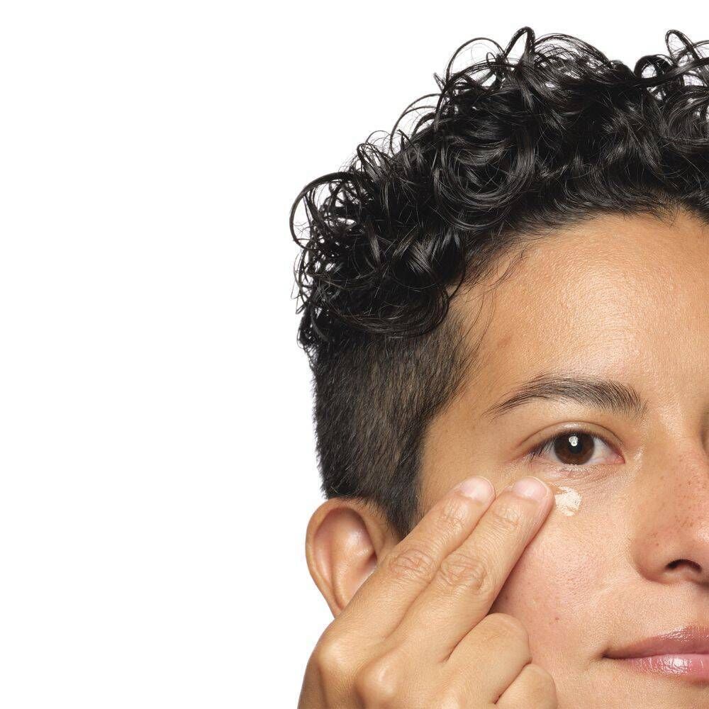 Une personne applique le The Ordinary Multi-Peptide Eye Serum sur le contour des yeux.