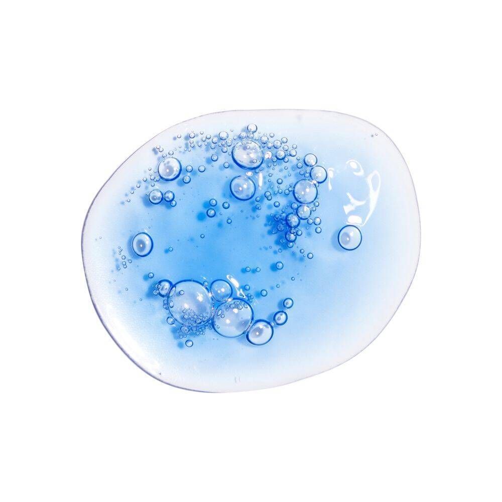 Sérum bleu avec des bulles d'air sur fond blanc.