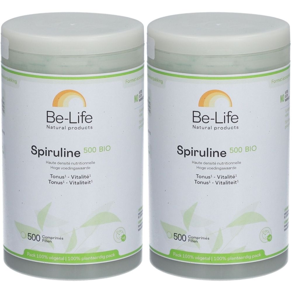 Deux boîtes blanches Be-Life Spiruline 500 BIO. Inscription Spiruline, 500, BIO. Impression verte en bas. Couvercles avec logo.