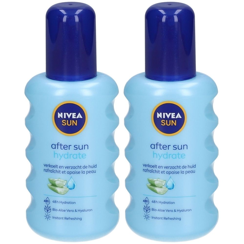 Zwei hellblaue Flaschen mit blauem Deckel. Auf jeder Flasche steht "NIVEA SUN after sun hydrate". Text in Niederländisch und Französisch.