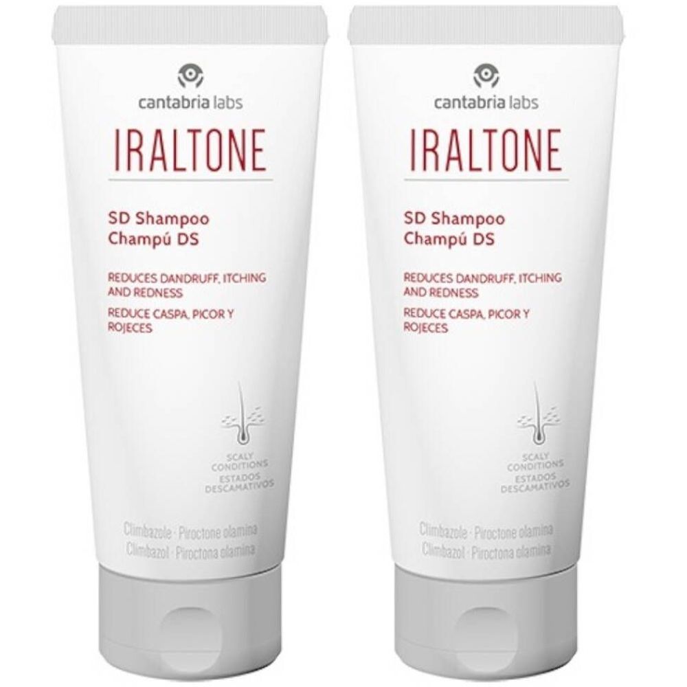 Deux tubes blancs avec texte rouge. Inscription: IRALTONE SD Shampoo. Réduit les pellicules, les démangeaisons et les rougeurs. De Cantabria Labs.