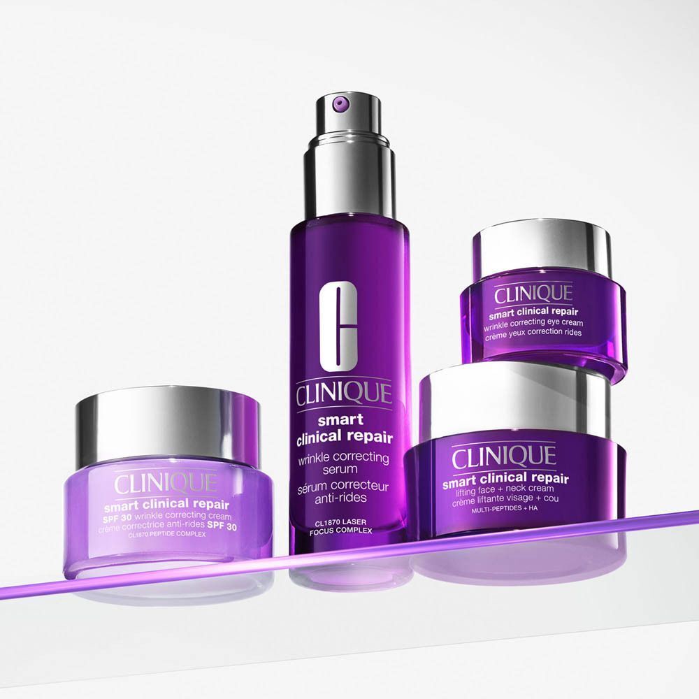 Clinique Smart Clinical Repair: Serum, Augencreme, Gesichtscreme und Tagescreme mit LSF 30 in violetten Gläsern und Flaschen.