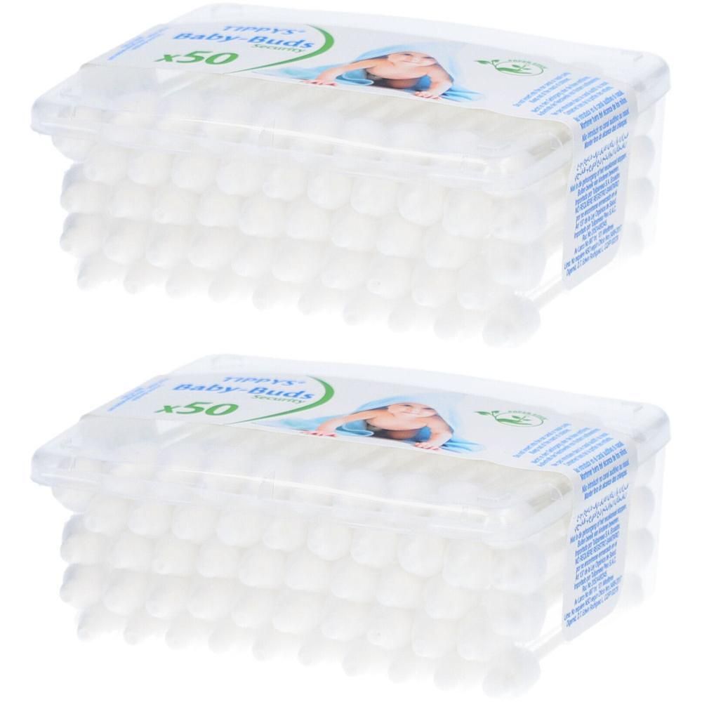 Zwei Packungen Tippys Baby Wattestäbchen, je 50 Stück. Transparente Kunststoffboxen mit weißen Wattestäbchen.