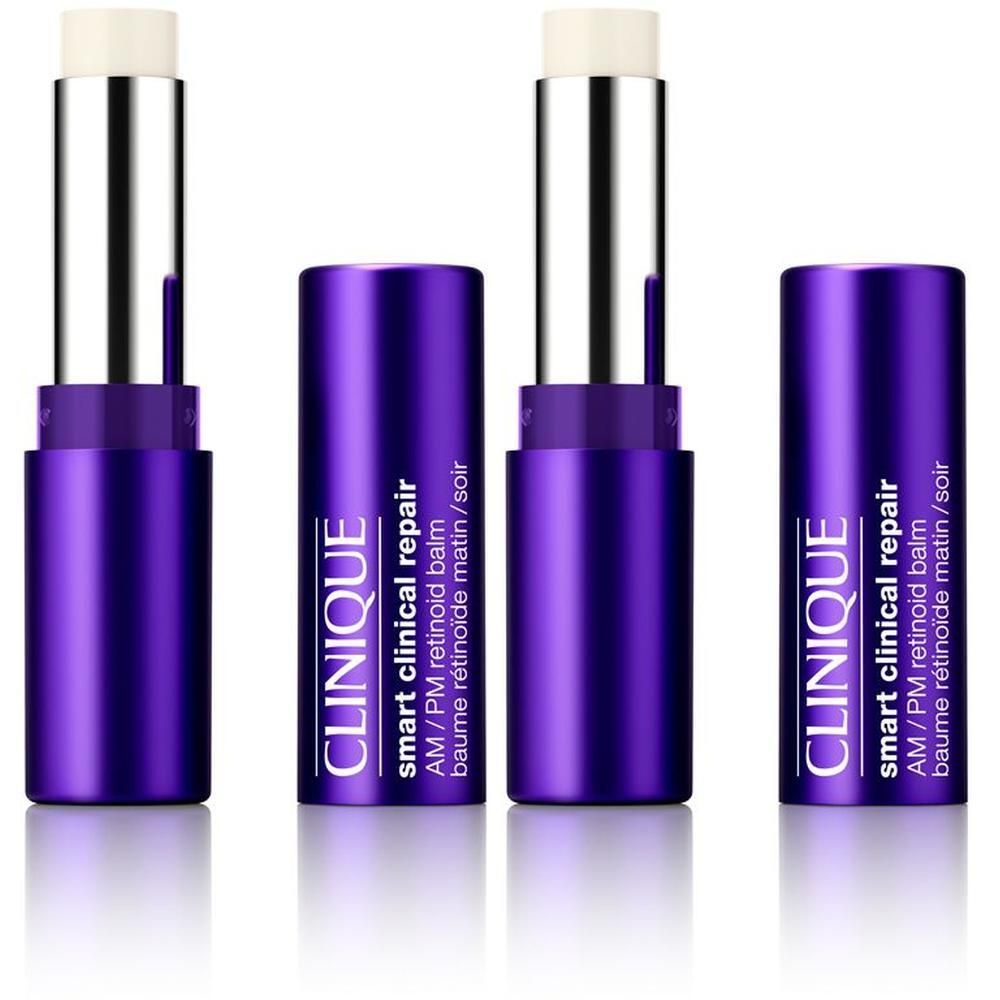 Vier lila Stifte mit silbernen Spitzen. Auf den Stiften steht "CLINIQUE Smart Clinical Repair AM/PM Retinoid balm".