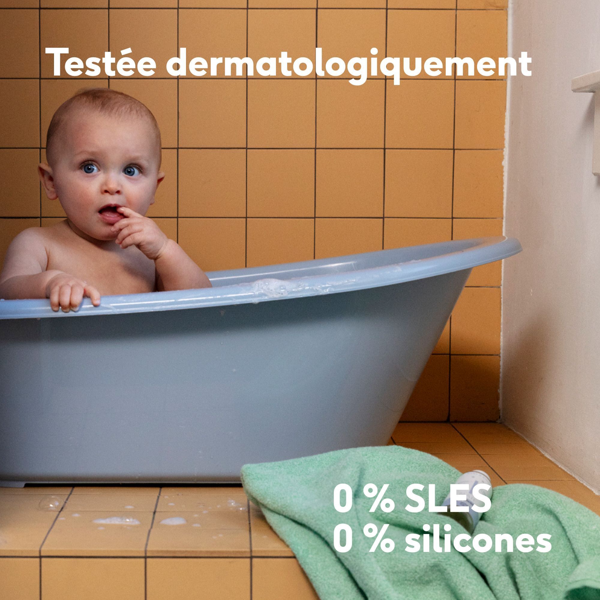 Baby in einer Badewanne, "Testée dermatologiquement" und "0% SLES, 0% silicones" sind sichtbar.