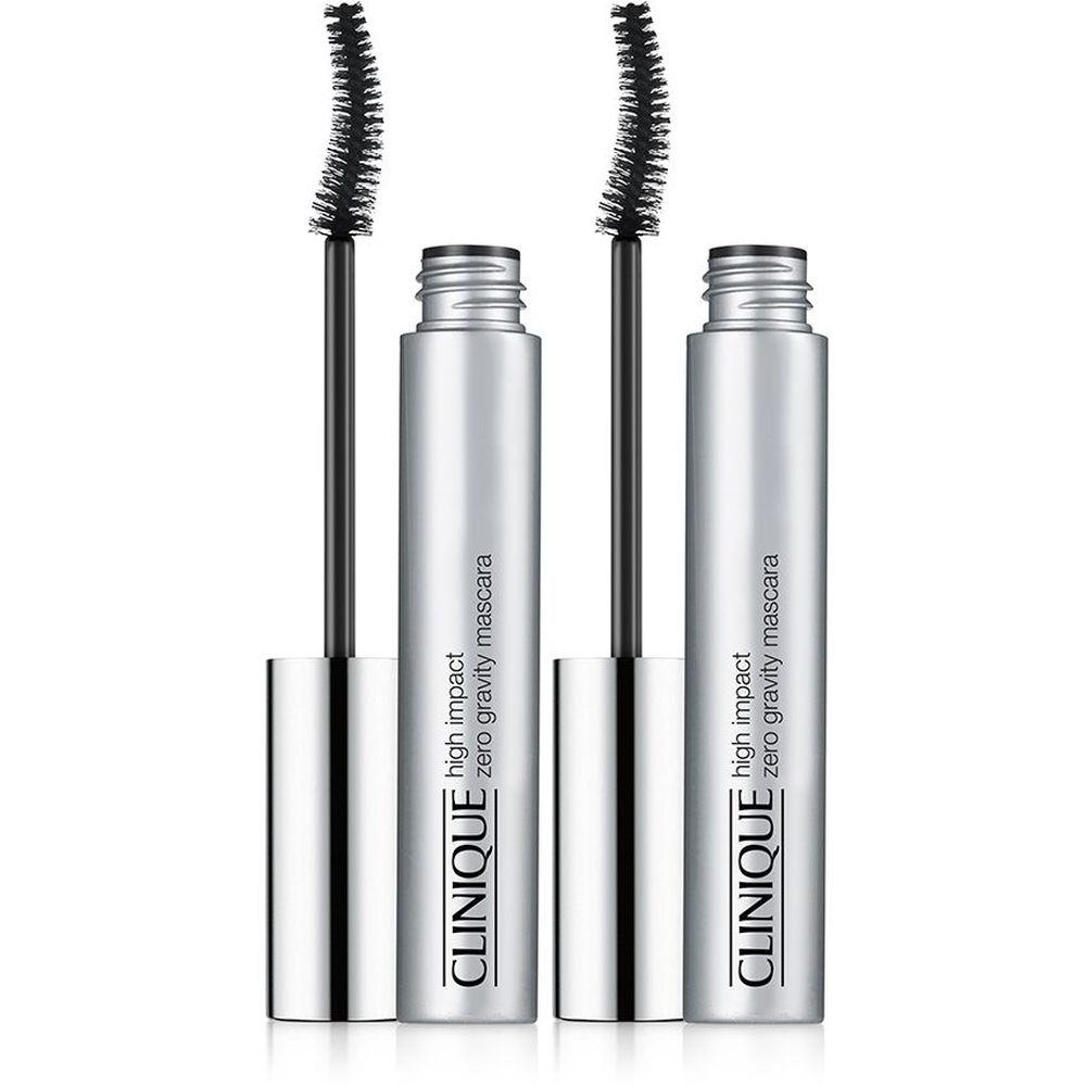 Zwei Mascaras mit silbernen Behältern. Schwarze Bürsten sind sichtbar. Auf den Behältern steht "CLINIQUE high impact zero gravity mascara".