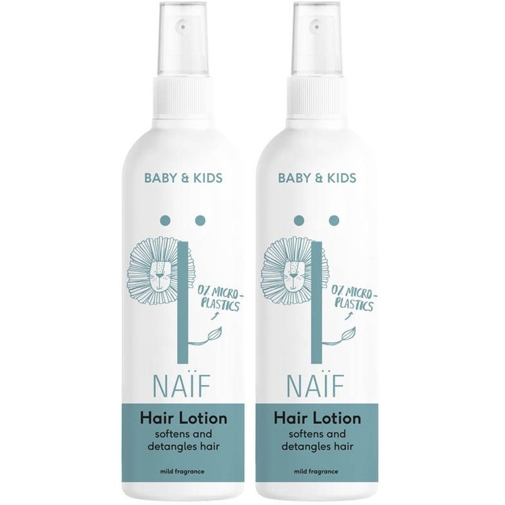 Deux flacons de lotion capillaire Naïf. Flacons blancs avec vaporisateur. Inscription: Baby & Kids, lion, 0% microplastiques, Hair Lotion, mild fragrance.