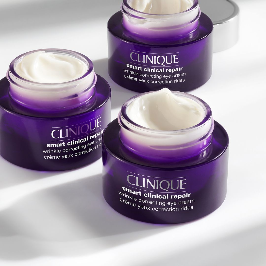 Drei Tiegel mit Creme, teilweise geöffnet. Auf den Tiegeln steht "CLINIQUE Smart Clinical Repair" und "crème yeux".
