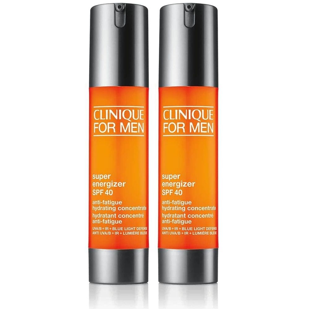 Deux flacons Clinique For Men Super Energizer SPF 40 avec distributeurs à pompe. Flacons orange avec capuchons argentés.