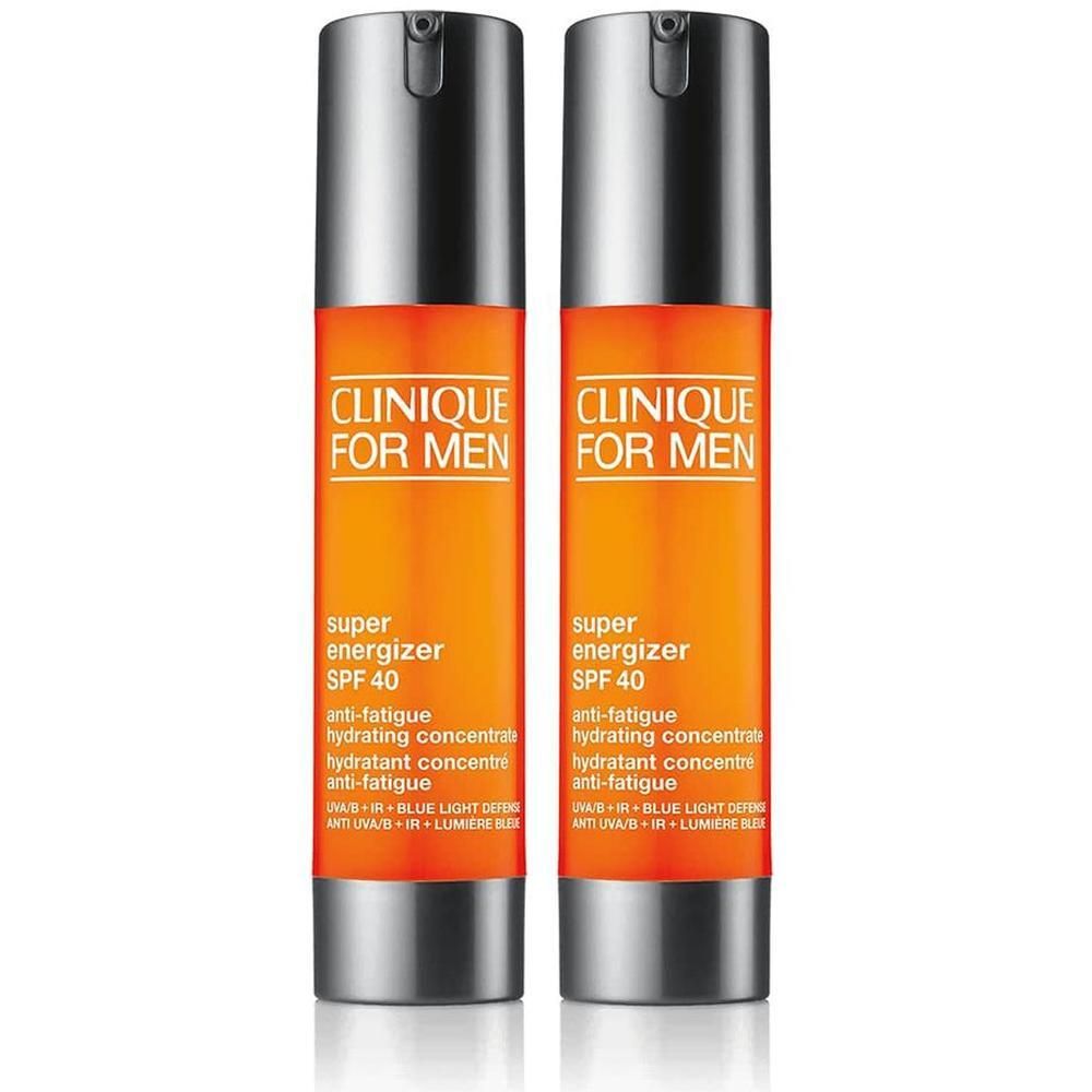 Deux flacons Clinique For Men Super Energizer SPF 40 avec distributeurs à pompe. Flacons orange avec capuchons argentés.