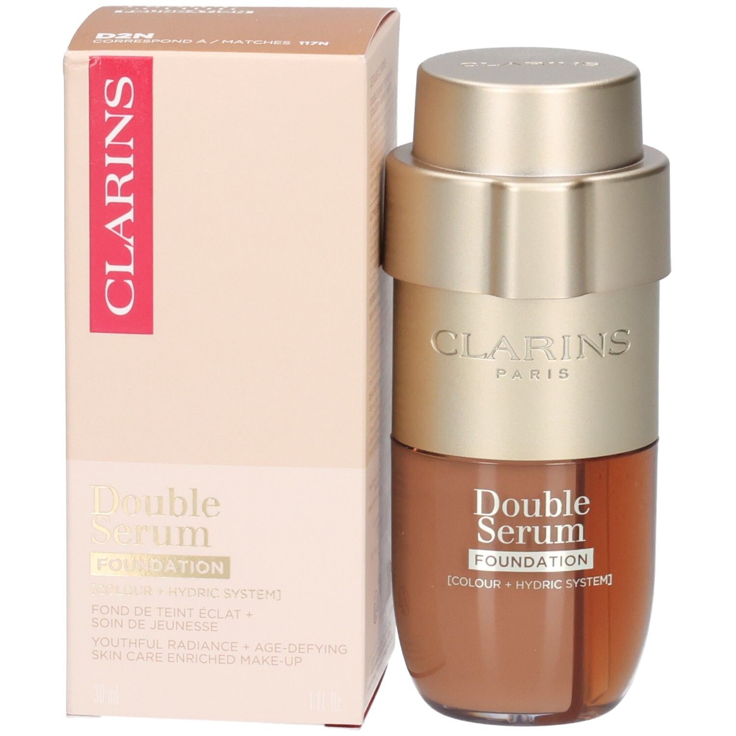 Clarins Double Serum Foundation Flasche mit goldfarbenem Pumpspender und braunem Inhalt, neben der Verpackung.
