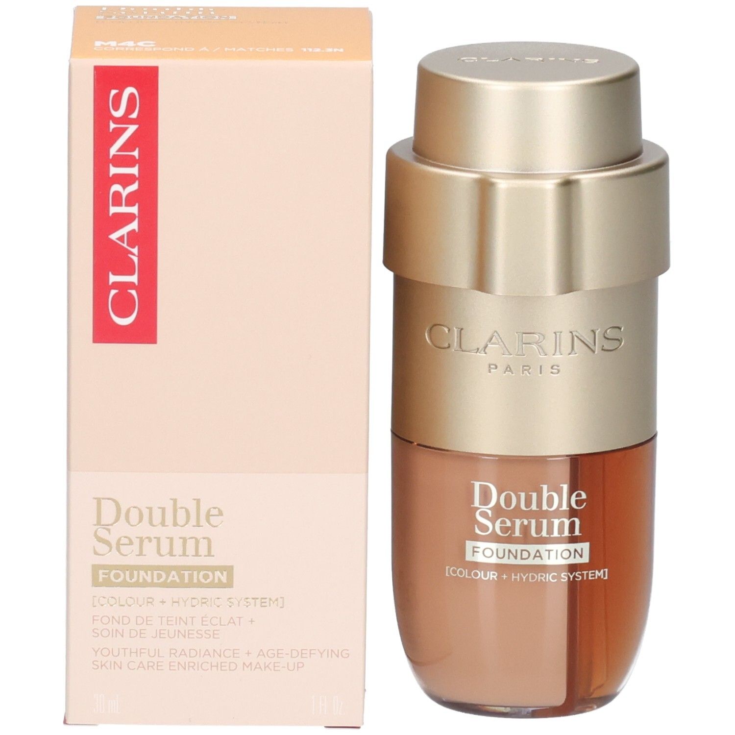 Clarins Double Serum Foundation M4C und Verpackung. Goldfarbener Pumpspender mit zwei Kammern, eine für die Foundation, eine für das Serum.