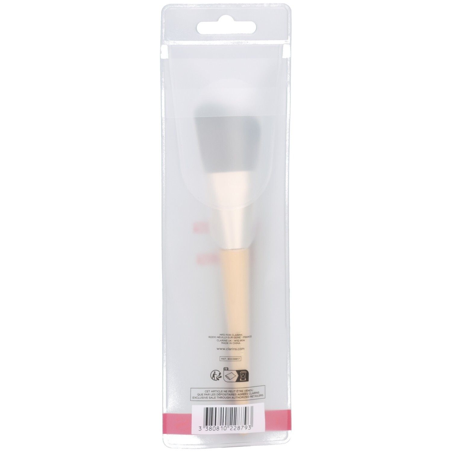 Clarins Pinceau Fond de Teint Multi-usage, Make-up Pinsel mit hellem Holzgriff und dunklen Borsten, Rückseite der Verpackung.