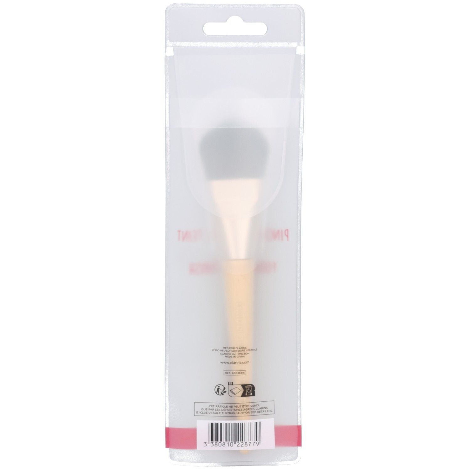 Ein Make-up-Pinsel mit hellem Holzgriff und dunklen Borsten in transparenter Verpackung.