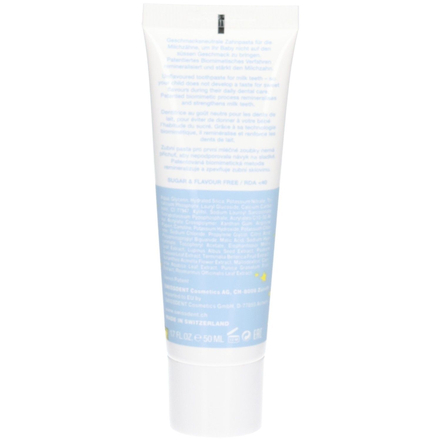 Rückseite der Zahnpasta-Tube. Text in mehreren Sprachen. Blaue und weiße Farbgebung. Produktinformationen und Inhaltsstoffe.
