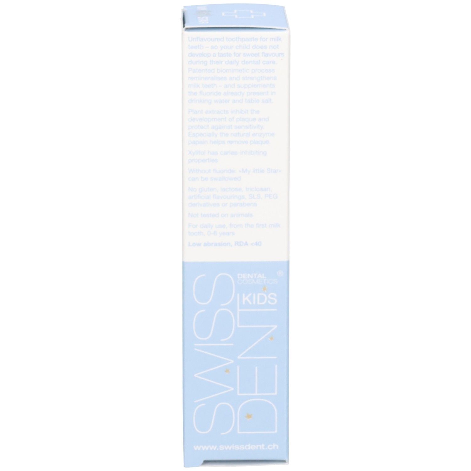 Zahnpasta-Schachtel, Seitenansicht. Text in mehreren Sprachen. Blaue und weiße Farbgebung. Produktinformationen.