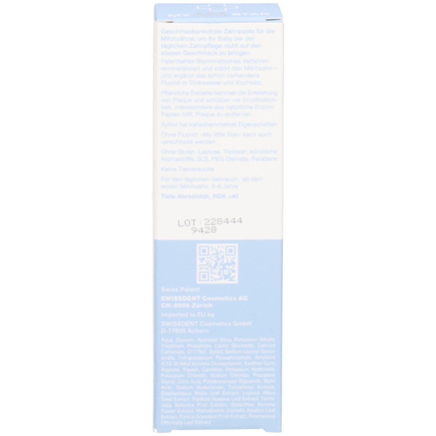 Zahnpasta-Schachtel, Seitenansicht. Text in mehreren Sprachen. Blaue und weiße Farbgebung. Inhaltsstoffe und Herstellerinformationen.