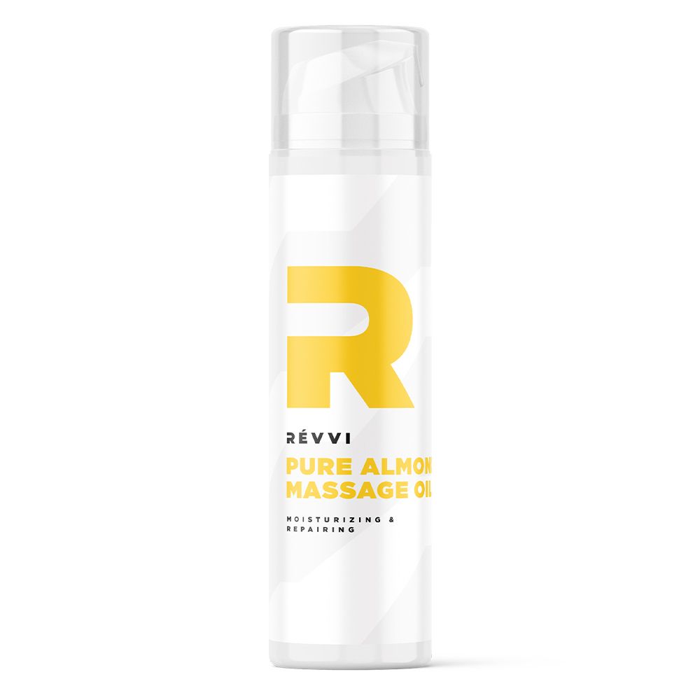 Flacon blanc avec logo et texte jaunes. Inscription : RÉVVI Pure Almond Massage Oil. Avec tête de pompe.