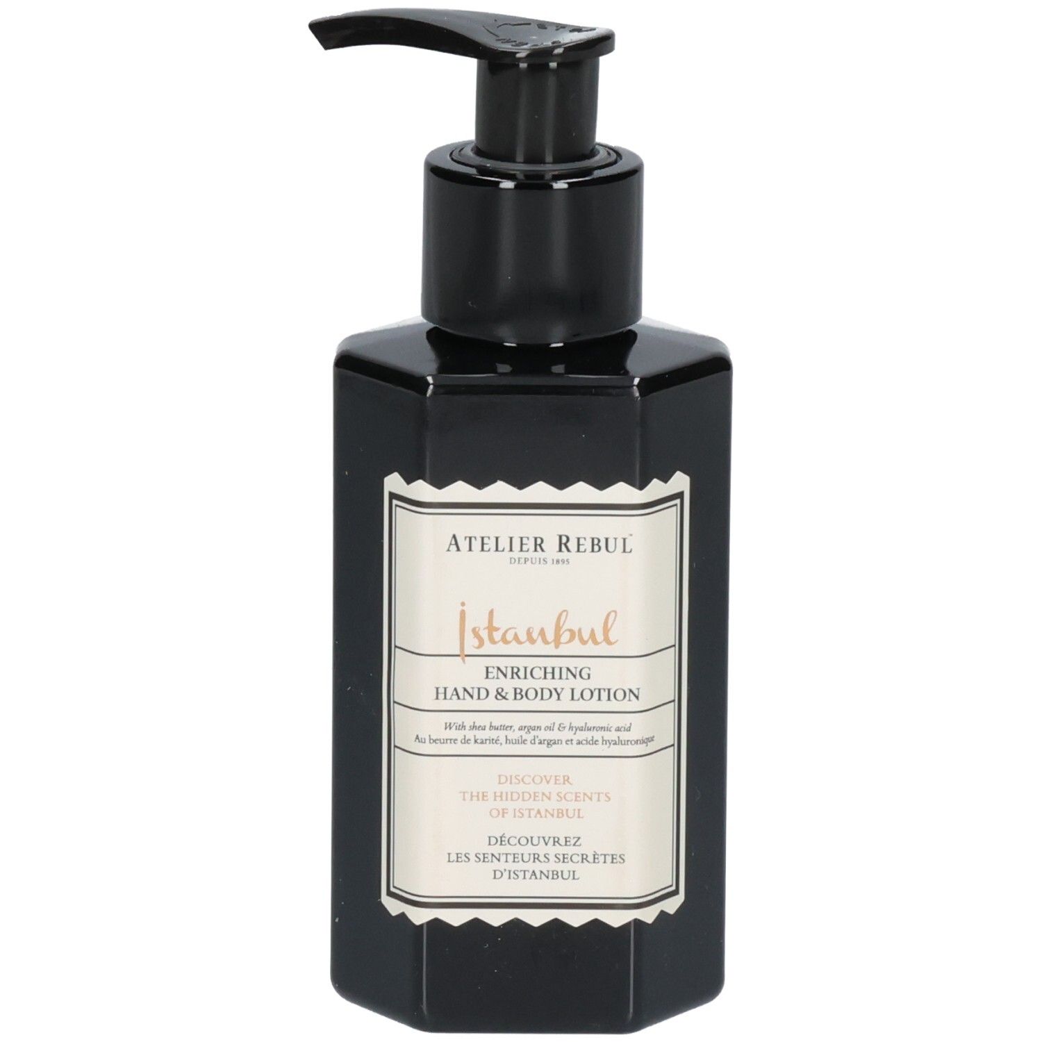 Schwarze Flasche mit Dosierpumpe. Etikett mit Text: Atelier Rebul Istanbul, Hand & Body Lotion. Goldfarbene Schrift.