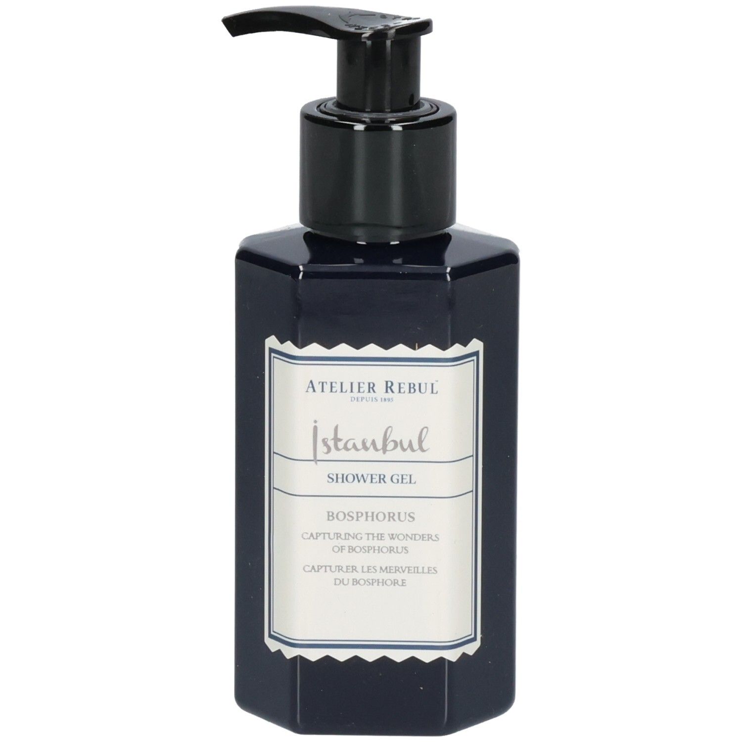 Dunkelblaue, sechseckige Flasche mit schwarzem Spender. Weißes Etikett mit Text: Atelier Rebul, Istanbul, Shower Gel, Bosphorus.