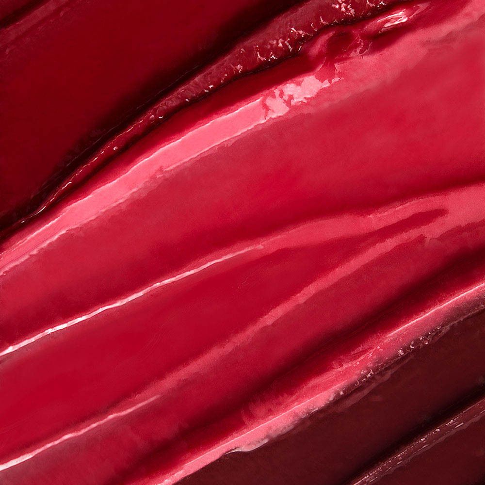 Bras avec des échantillons de rouge à lèvres Collistar Puro Gioiello, teinte 176 Luce Nude.